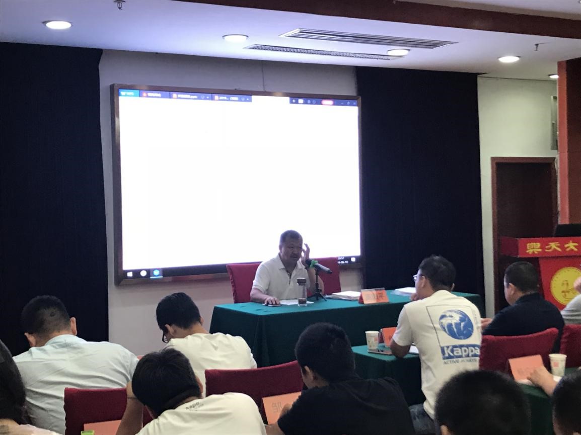 董事長何譽(yù)軍就暑期培訓(xùn)及考測評項目進(jìn)行總結(jié)講話